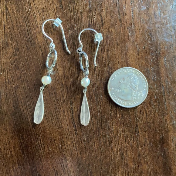 Sterling silver dangling earrings w/pearl design - Picture 3 of 4